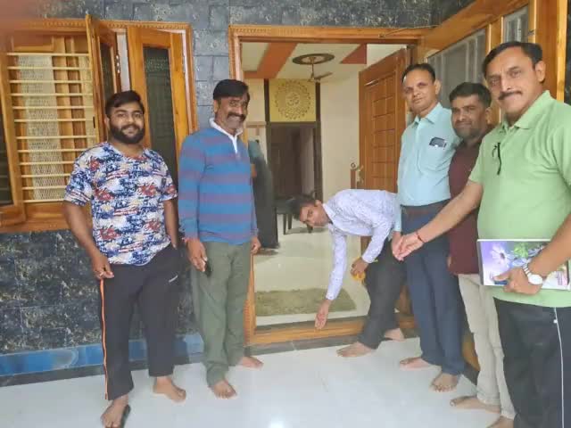 दिनांक 26 मार्च 2023 रविवार को वागड़ की पावन धरा सागवाड़ा में विप्र फाउंडेशन के तत्वाधान में आयोजित #विप्र_महाकुंभ के लिये पीले चावल रखकर निमंत्रण देते हुवे।।