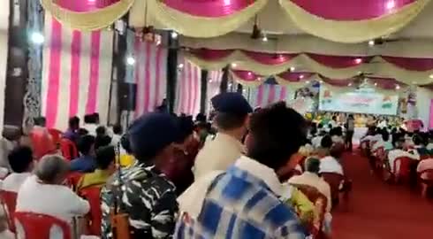 आज दतिया में आदरणीय श्री Digvijaya Singh जी नें सबसे पीछे वाली लाइन में बैठकर कार्यकर्ताओं की बात सुन रहे थे,ऐसी तस्वीरें किसी भी राजनीतिक दल के कार्यकर्ताओं में नया जोश भर सकती है! राजा सहाब ही हमारी शान है 
#digvijaysingh