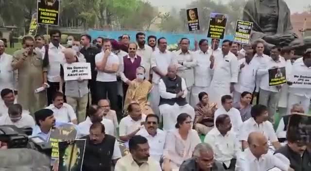 अडानी महाघोटाले पर JPC जांच की मांग को लेकर कांग्रेस अध्यक्ष श्री #मल्लिकार्जुन खड़गे, CPP चेयरपर्सन श्रीमती #सोनिया गांधी, श्री #राहुल गांधी के साथ विपक्ष के #सांसदों ने #सदन के सामने #प्रदर्शन किया।
मोदी सरकार अडानी को बचाना बंद करे