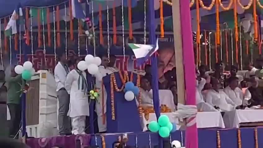 काफिला बढ़ रहा है संघर्ष जारी है, जो हमारे साथ खड़े हैं ,उनका एहसान भारी है ।
दोगुना करके दुंगा आपके पसीने की कीमत ,
यह हमारी जिम्मेदारी  है। Upendra Kushwaha जी 

#विरासत_बचाओ_नमन_यात्रा #राष्ट्रीय_लोक_जनता_दल