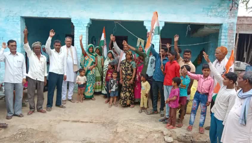 #हाथ_से_हाथ_जोड़ो 
अखिल भारतीय कांग्रेस के आह्वान पर  बछरावां ब्लॉक  के  ग्राम जिया खेड़ा,  रामदीन खेड़ा  ग्राम पंचायत बहादुर नगर मे कार्यकर्ताओं द्वारा बूथ स्तर पर भ्रमण कर  केन्द्र सरकार कि  नाकामियो पर राहुल गांधी के संदेश को दिया गया ।