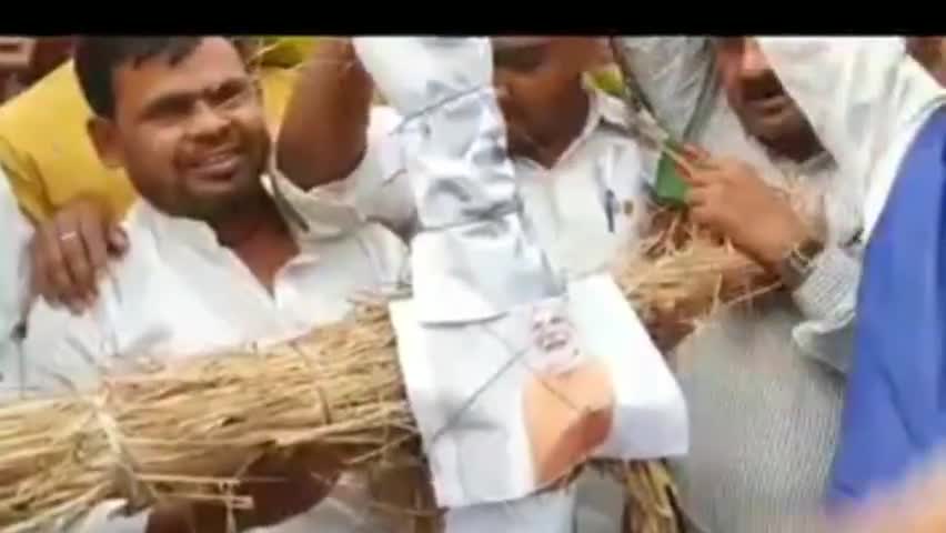 बिहार शरीफ:जदयू कार्यकर्ता द्वारा पीएम नरेंद्र मोदी का पूतला जलाया #news24 #nitishkumar #biharelections #bjpmp