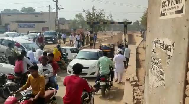 अंडरपास मे लगा भारी जाम कॉलेज फाटक बंद रेलवे ट्रैक का चल रहा है काम#nohar