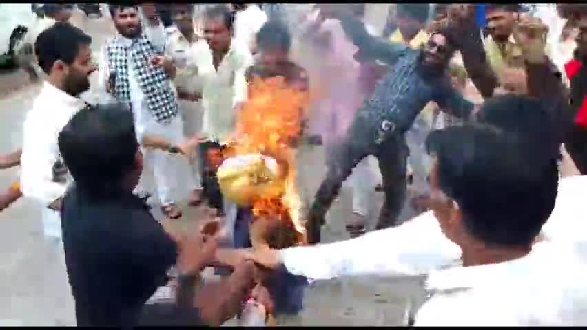 सलामतपुर में द्वारकाधीश चौराहा पर मुख्य मंत्री शिवराज सिंह चौहान के पुतले का कांग्रेस कार्यकर्ताओं ने किया दहन #सलामतपुर