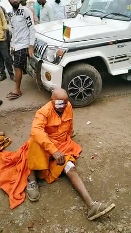 मालती देवी जिला पंचायत सदस्य #सोनभद्र की बोलेरो ने मारी बाइक सवार को टक्कर घटना #हिंदूवारी #रावटसगंज की है