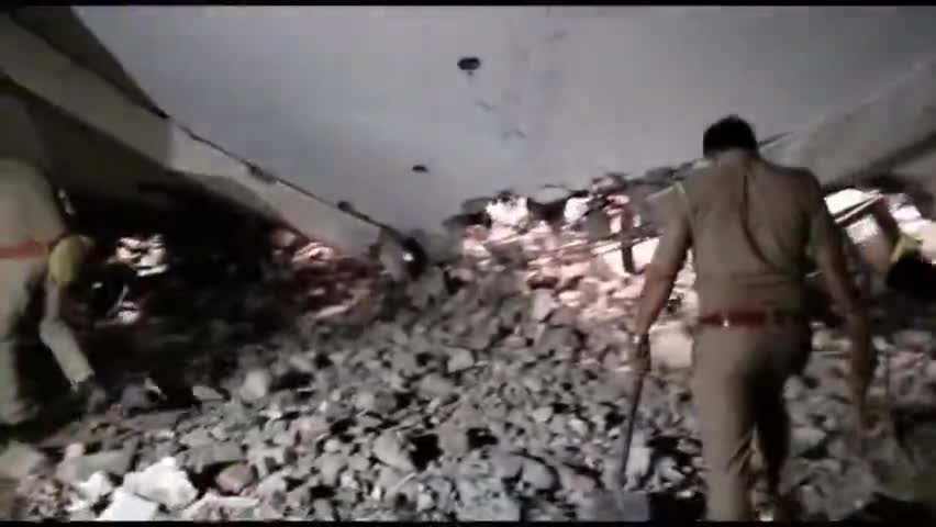 #माफिया #अतीक #अहमद के दफ्तर पहुंची भारी संख्या मे #पुलिस फोर्स, दफ़्तर मे हो रही खुदाई. ..दफ्तर से #हथियार और #कैश मिले