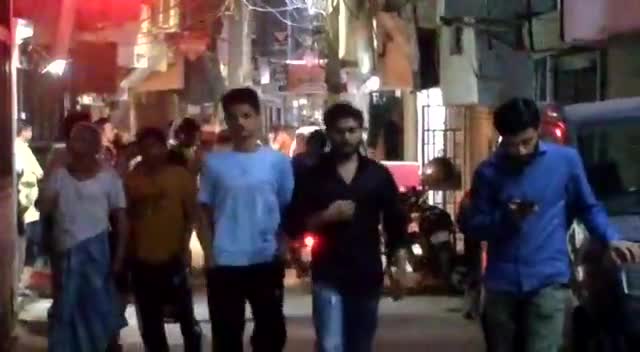 People rush out of houses as Earthquake lasts many seconds in Delhi. VC - NDTV #earthqauke #delhi