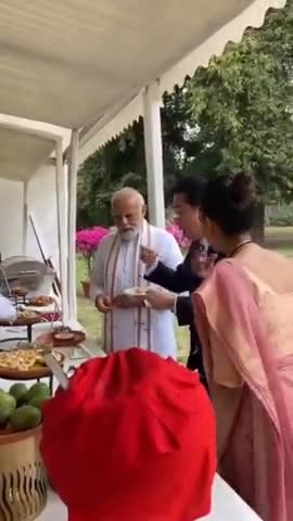 जापानी पीएम को इतने चाव से खाता देख क़सम से हमारा गोलगप्पे खाने का मन कर गया
#pmmodi #japan