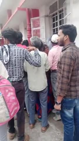 छिंदवाड़ा नगर: जनता सुबह 8 बजे से बैठी है और आधार कार्ड संशोधन फॉर्म खिड़की से दे रहें हैं ना कोई लाइन 
#chhindwara #post #office