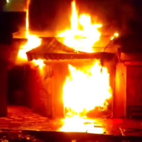 ग्वालियर गिर्द: ट्रांसपोर्ट नगर में लगी आग आठ दुकान जली : 8 लाख का माल जला, फायर ब्रिगेड की पांच गाड़ियों ने बुझाई आग 
#gwalior 

*#g