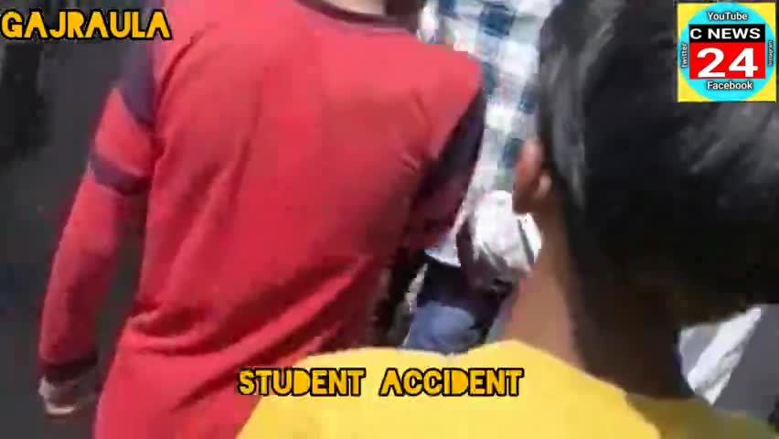 गजरौला: गजरौला रमाबाई डिग्री कॉलेज के सामने  तेज रफ्तार वाहन ने  छात्रा को टक्कर मार दी #hindiviralnews