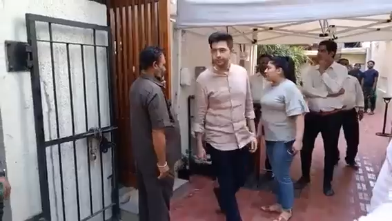 मुंबई के एक रेस्टोरेंट के बाहर साथ-साथ दिखे AAP सांसद
राघव चड्ढा और परिणीति चोपड़ा
#RaghavChadha #Parineeti Chopra #Mumbai