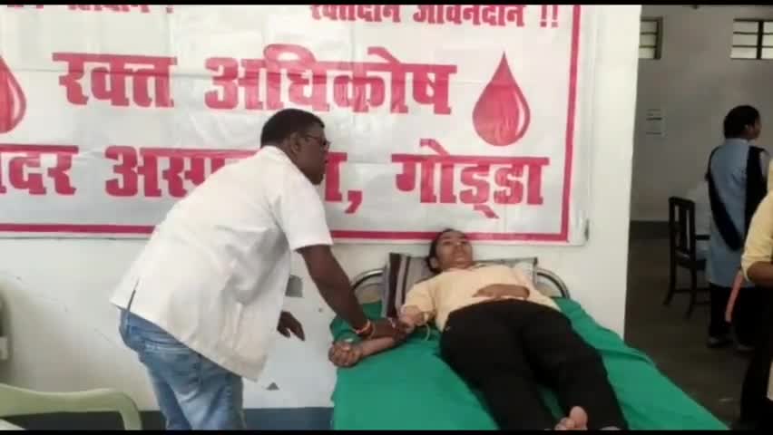 आज गोड्डा कॉलेज में अयोजित ब्लड डोनेशन कैंप मे आपनी इच्छा से पहली बार छात्र-छात्राओं ने ब्लड डोनेट किया।#goddanews