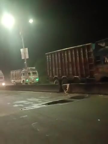 वायु सेना बमरौली के पास ट्रक टायर फटने से डिवाइडर से तकराई 
date -  23-3-2023 
.
.
.#news18india #khabarfast #