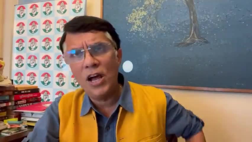 शाह व शहंशाह एक ऐसा हिंदुस्तान चाहते हैं जहाँ विपक्ष चुपचाप कोने में पड़ा रहे, जहाँ मीडिया इनकी धुन पर नाचे, जहाँ संस्थाएँ इनके इशारे पर काम करें। #Rahul_Gandhi जी ऐसा नहीं होने देंगे। वो सवाल पूछते रहेंगे। उन्हें हिंदुस्तान से इश्क़ है।