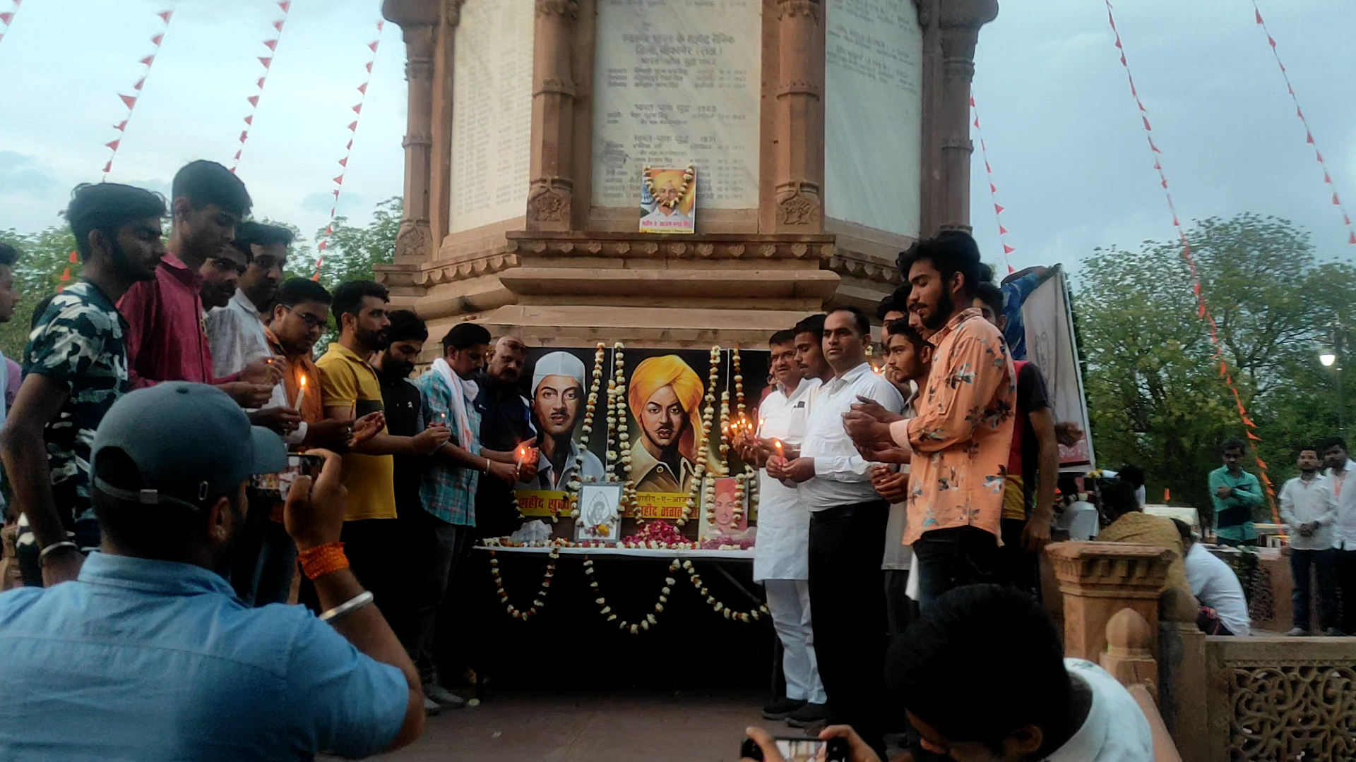 बीकानेर: शहीद भगतसिंह प्रतिमा रक्षा सम्मान समिति
#शहीद_दिवस
नोजवानो ने स्वाधीनता महासंग्राम के महानायको को पुष्पांजलि अर्पित की