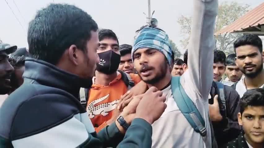 train को लेट चलने के कारण यात्री हुए परेशान, और छात्र भी #डुमरांव station
