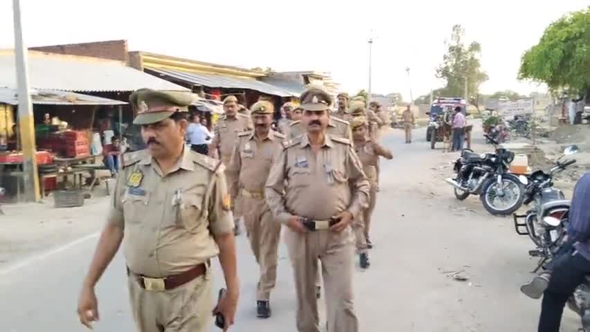 सवायजपुर: थाना प्रभारी ने शांति व्यवस्था बनाए रखने को लेकर पैदल गस्त की#thanaaraval#sphardoi