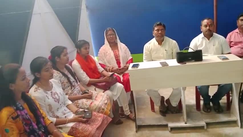 प्रधानमंत्री Narendra Modi  जी की 99वा #मन_की_बात कार्यक्रम को शक्ति केंद्र 4 के बूथ संख्या 93 पर युवा मोर्चा के  कार्यकर्ताओं के साथ सुनते हुए मौके पर मुख्य रुप से उपस्थित भाजपा के नवनिर्वाचित जिला अध्यक्ष श्री #manoj ray ji शामिल हुए।