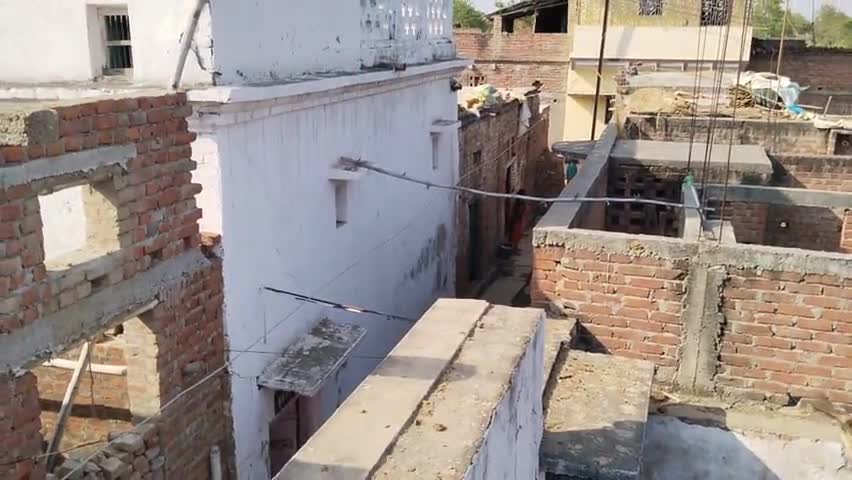 एक गांव में निचली सतह पर नंगे बिजली की तार है लेकिन किसी का ध्यान नहीं है #बिजलीविभाग #electric #danger