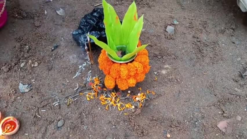 तुरकौलिया: सूर्य उपासना व लोक आस्था के महापर्व चैती छठ पूजा के तीसरे दिन छठ व्रती द्वारा संध्या अर्घ्य दिया गया।


#जय_छठी_मैया