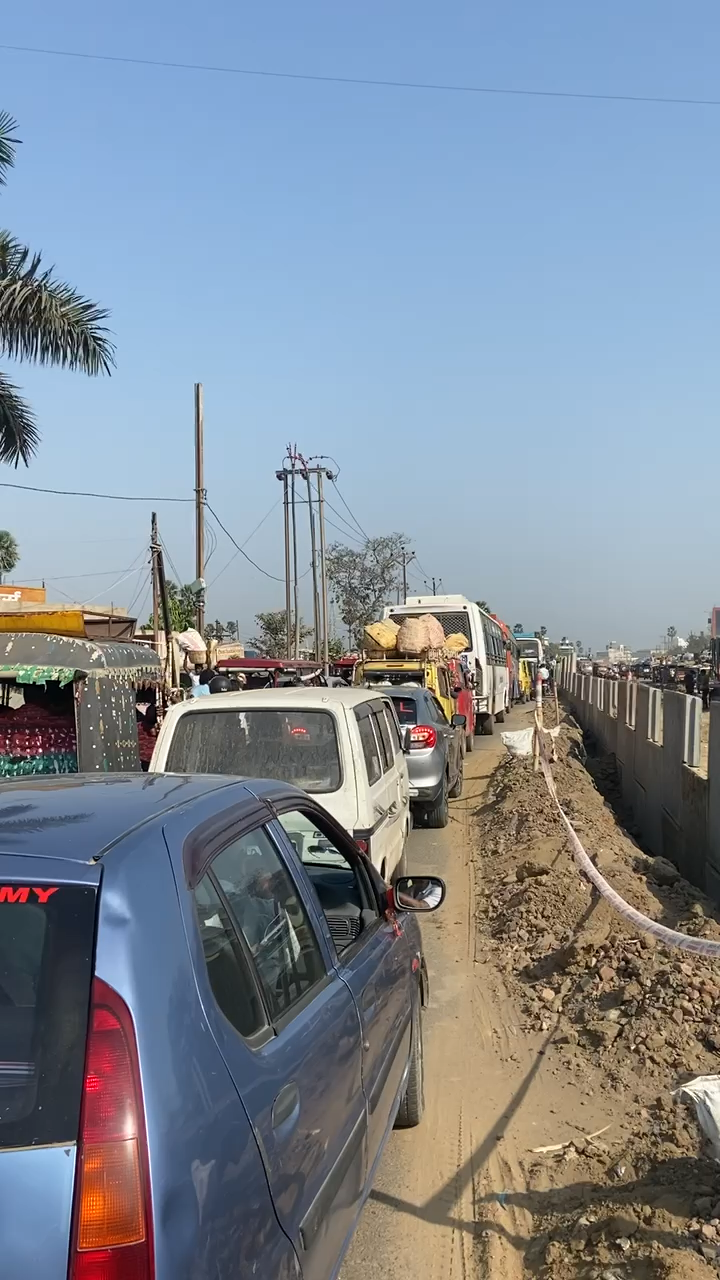 मामू-भगना से चोरा बगीचा तक ट्राफ़िक जाम ।
यातायात पुलिस चलान काटने में व्यस्त !

#बिहारशरीफ #अव्वस्तिथ #ट्राफ़िक