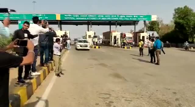 झांसी टॉल प्लाजा से
#AtiqAhmed को लेकर यूपी पुलिस का काफिला प्रयागराज के लिए.
#अतीक_अहमद 
अबतक 8 जेलों का सफर तय कर चुका
