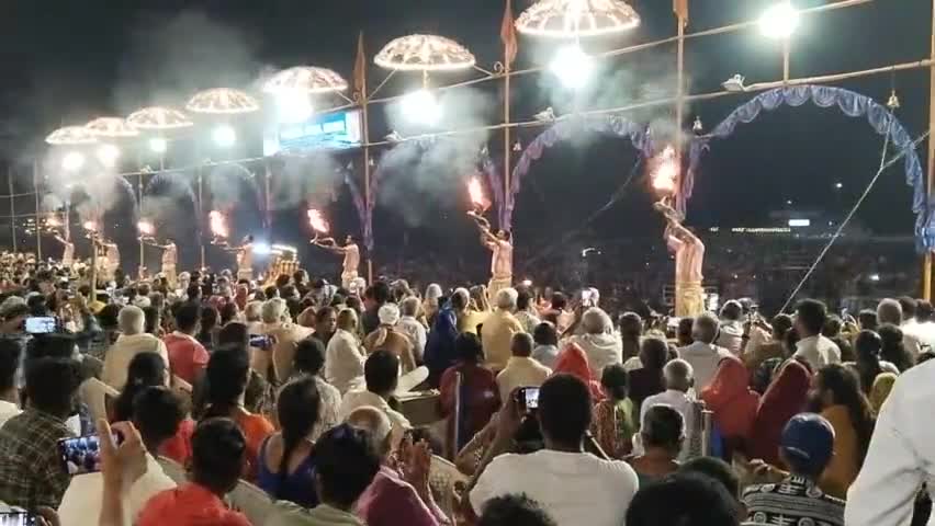 ये बनारस की घाट है जहा पर गंगा मां की आरती हो रही है #banaras #up #ganga