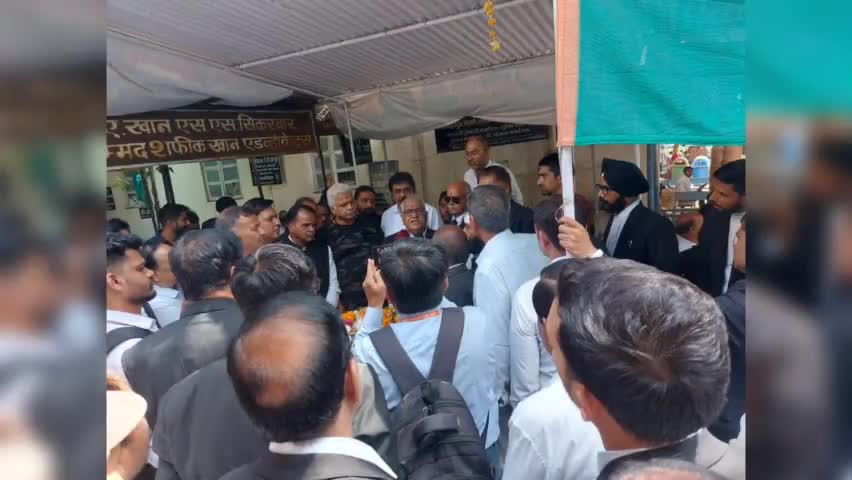 मध्यप्रदेश में वकीलों की हड़ताल स्थगित,सुप्रीम कोर्ट ने वार्ता के लिए बुलाया
#advocate #strike #gwalior #bjp #court #mp