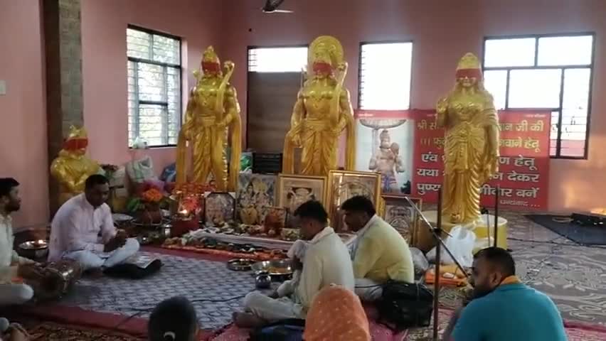 इंद्री: 🚩श्री #बालाजी धाम 🛕 #रामगढ़ में 🏹श्री राम #परिवार की #प्राण #प्रतिष्ठा के #शुभ #अवसर पर #गुरु महिन्द्र जी #ब्राह्मणों