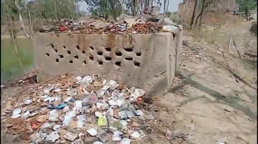 रॉबर्ट्सगंज: सफाई विभाग के अनदेखे में हो रही कचरा मैं खलियारी से सटे पोखरे पर मंदिर के समीप में #kheliyari YouTube cha #rockstardkp