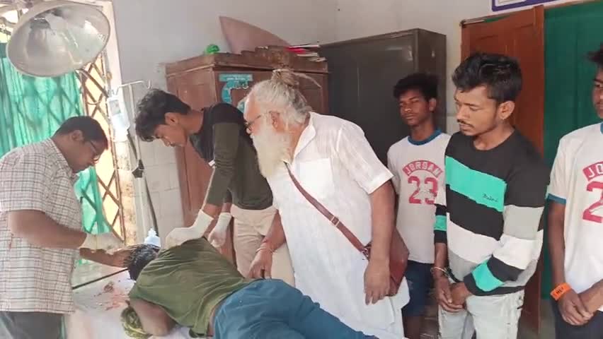 सड़क पर गिरे घायल व्यक्ति को चिकित्सा सुविधा एवं भोजन #sahibganj #bihar #news18india #newsnation
