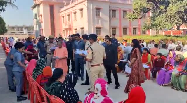 गोरखपुर : गोरखनाथ मंदिर में जनता दर्शन में फरियादियों से मिलते मुख्यमंत्री योगीअदित्यनाथ...#news #newsbulletin360