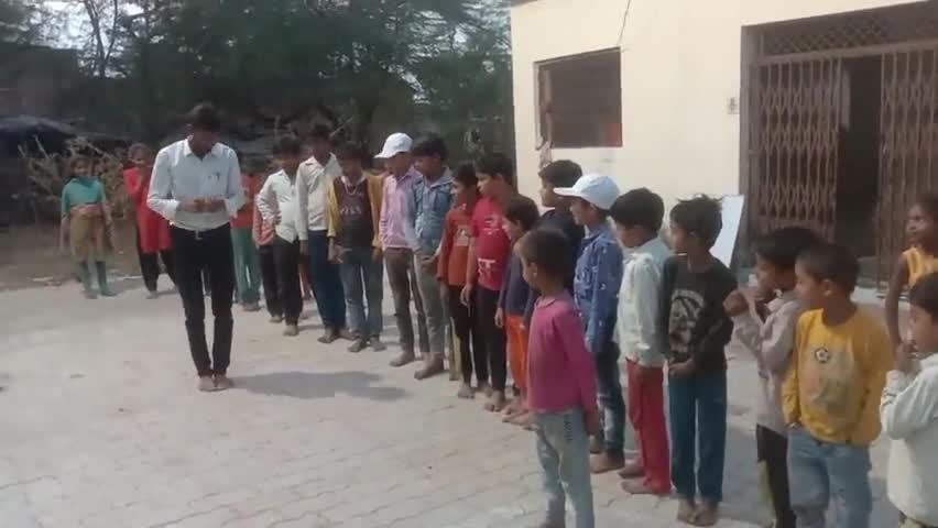 #परिषद_की_पाठशाला&चरखारी
आज बच्चों को गिनती के माध्यम से मामा के घर वाला खेल खिलाया पढ़ाई के साथ साथ खेल भी जरूरी है मनोरंजन पाठशाला संचालक: इन्द्र कुमार कुशवाहा