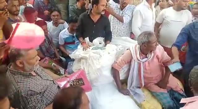 पिपरा:पथरा उत्तर पंचायत के दासियावाही के #अग्निकांड से पीड़ित परिवारों को श्री पप्पू जी के द्वारा दिया गया राहत सामग्री।