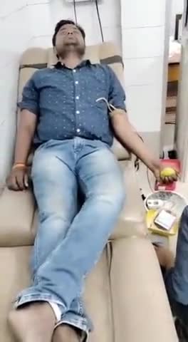 पाकुड़ :- घायल युवक को #पत्रकार ने #बरहमपुर जाकर #रक्तदान कर #बचाई_जान