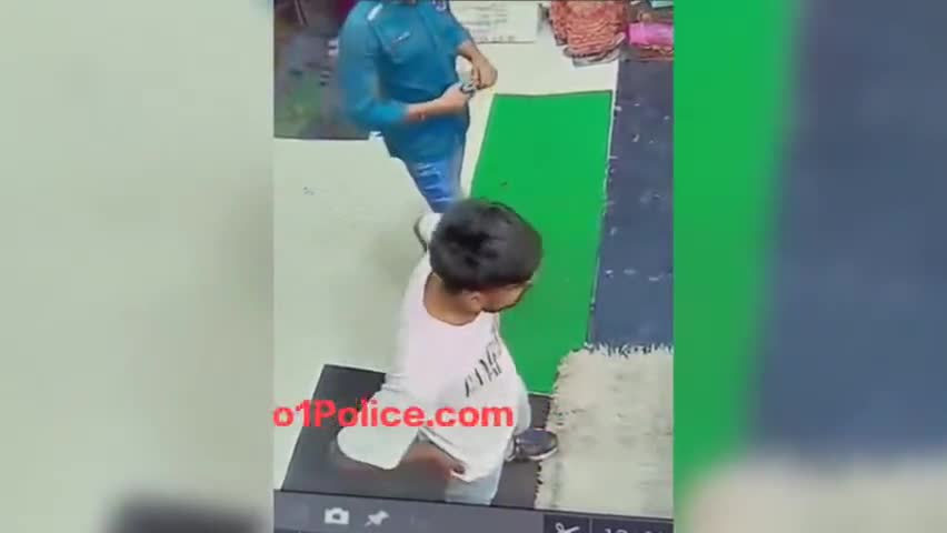 चंबल के बेखौफ बदमाश,! मुरैना के बानमौर में कपड़ा व्यापारी की सरेआम गोली मारकर हत्या,CCTV वायरल
#morena #morenanews #bjp