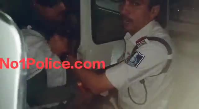 मुरैना SI साहब की दबंगई:शराब के नशे में धुत सब इंस्पेक्टर ने युवक को पीटा
#morena #morenanews #mpp #mppolice #gwalior