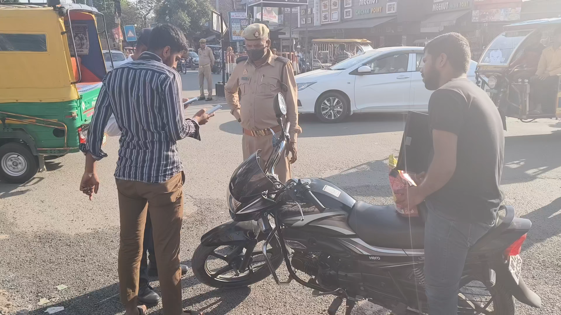 #मुजफ्फरनगर मीनाक्षी चौक पर चलाया गया चेकिंग अभियान#टू व्हीलर चालक ज्यादातर बिना हेलमेट के पाएगा जिन का चालान काटा गया#