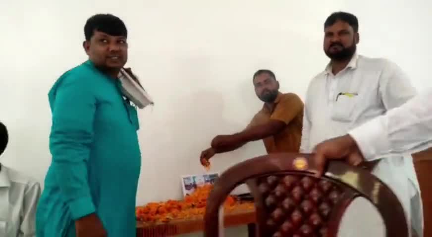 गाण्डेय: शिक्षा मंत्री के निधन पर खंभा टांड में विधायक ने किया शोक सभा का आयोजन