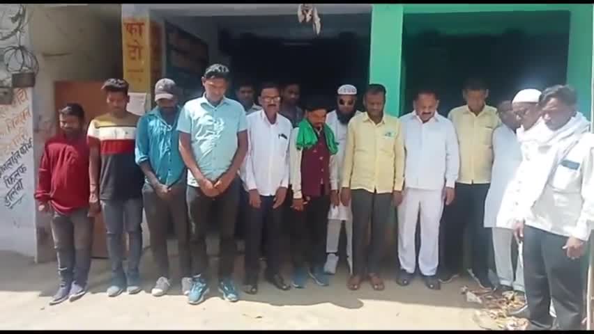 गाण्डेय: झामुमो प्रखंड कार्यालय में दिवंगत शिक्षा मंत्री जगरनाथ महतो को कार्यकर्ताओं ने नम आंखों से दी श्रद्धांजलि