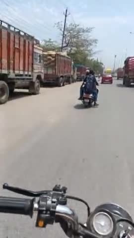 nemawar road per 
 ek Activa per 4 log
#publicnews #indorenews