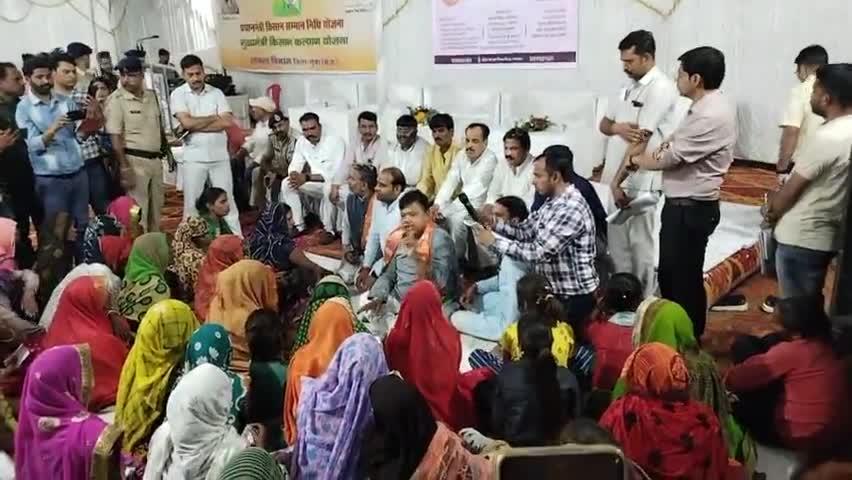 ऊर्जा मंत्री श्री प्रद्युमन सिंह तोमर जी ने ग्राम पंचायत भदौरा मैं लाडली बहनों से किया सीधा संवाद 🙏🙏#प्रभारी मंत्री #