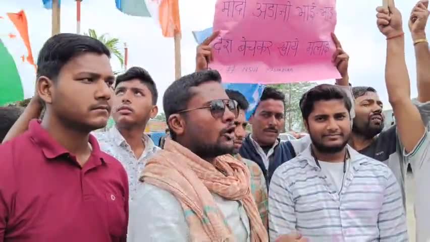 #अडानी महाघोटाले की जांच की मांग पर विरोध प्रदर्शन में मीडिया को अपनी प्रतिक्रिया देते हुए ।