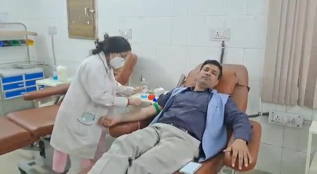 यह मेरा 39 वा रक्तदान है 1996 में पहली बार जब रक्तदान किया तब लगता था कि बहुत दिक्कत परेशानी होगी लेकिन नहीं एक के बाद एक करते-करते आज 39 तक पहुंच गए जनहित में यह रक्तदान चलता रहेगा #health #blooddonationcamp