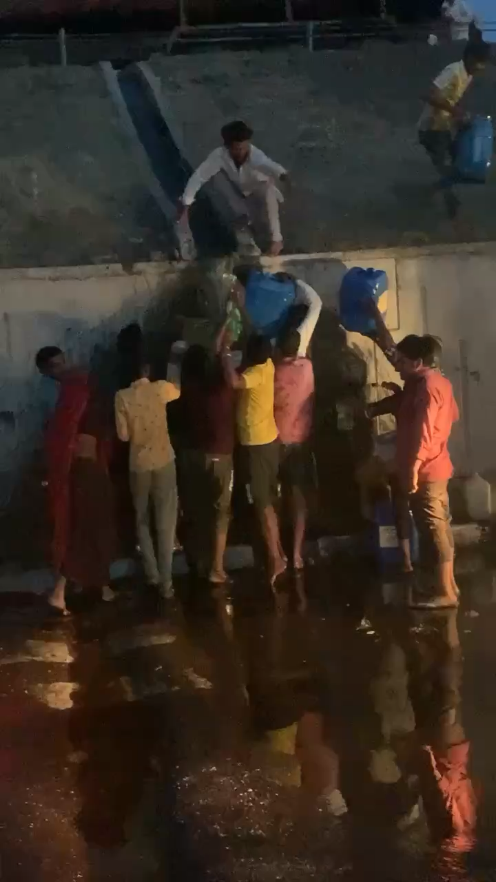 रानी: किरवा के पास सोयाबीन ऑयल का टेंकर फूटने के कारण सारा ऑयल गिरता हुआ, जिसमे पास वाले घाव के लोगो ने आपने आपने बरतनों में जमा कर रे है, #pali_news