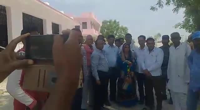 फैली का पुरा : बहादुर #विमल_मीणा का #मण्डरायल (करौली) के #जनप्रतिनिधियों ने किया #सम्मान! माला के साथ शॉल उड़ाकर #31000 रूपए की #आर्थिक_मदद भी की! सरकार से मांग - ऐसी बहादुर महिला को #राज्य_स्तर पर किया जाना चाहिए #सम्मानित!