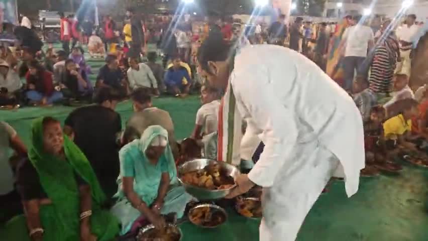 समरसता भोज में खाना खिलाते पूर्व विधायक श्री सत्यनारायण पटेल जी।
#indore_news #vidhanshabha