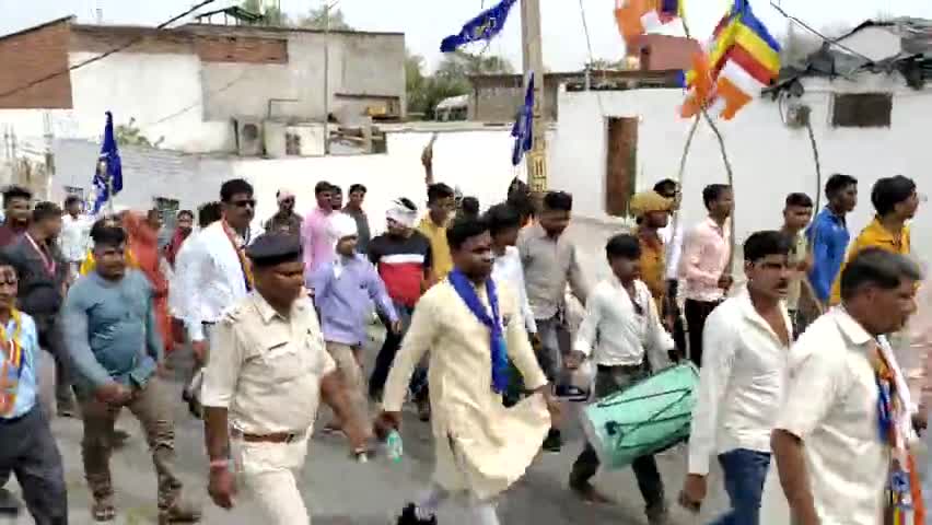 भारत-रत्न बाबासाहेब डॉ. भीम राव अम्बेडकर जी की जयंती पर नगर ओरछा में आयोजित विशाल शोभायात्रा में शामिल हुई l

Roshni Yadav 
#niwarikiroshni #निवाड़ी_की_रोशनी
#AmbedkarJayanti2023