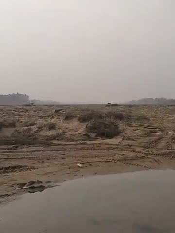 चानन: kuil ke Nadi se balu utaya ja raha hain. 
#video_virl .